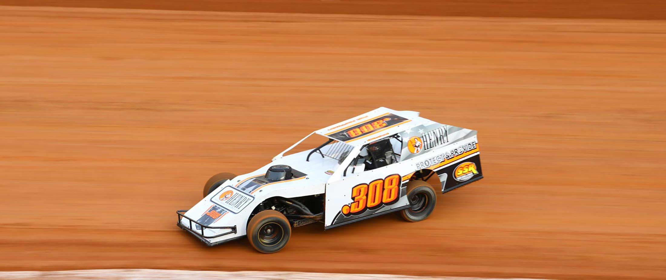 Henry dirt racecar drifting around a turn